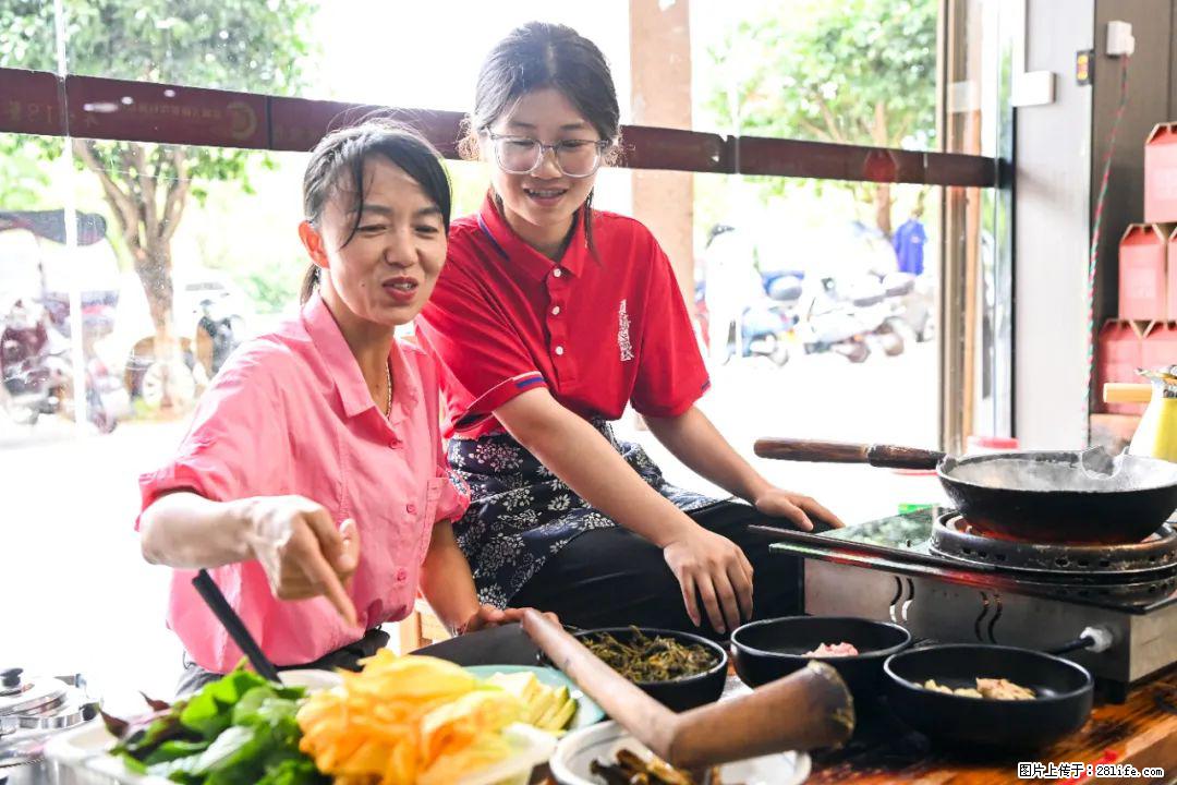 全网追的“扁担女孩”，找了一份暑假工，时薪12元 - 乌兰察布生活资讯 - 乌兰察布28生活网 wlcb.28life.net