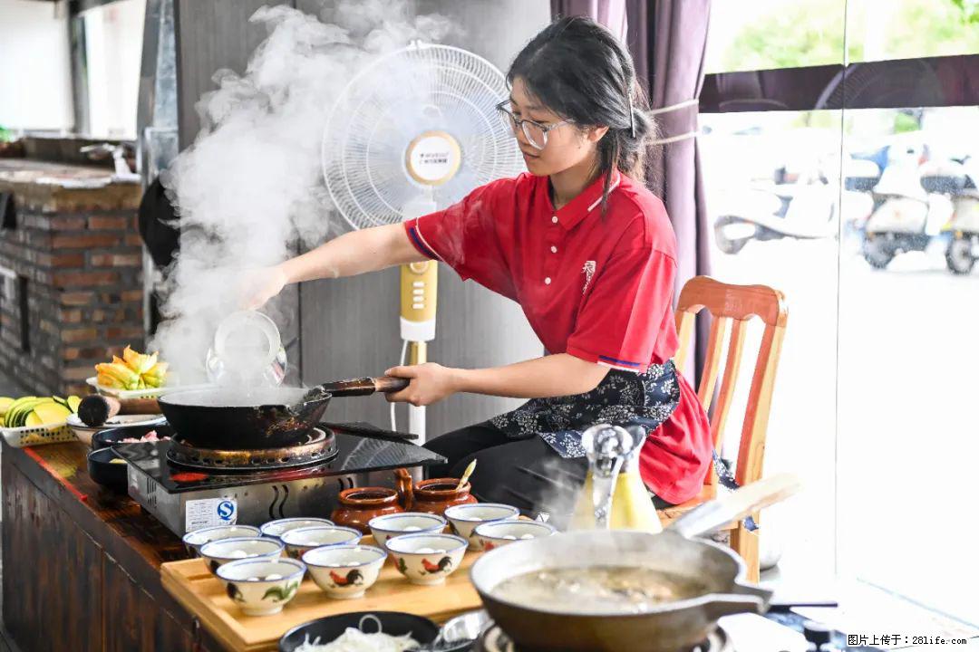 全网追的“扁担女孩”，找了一份暑假工，时薪12元 - 乌兰察布生活资讯 - 乌兰察布28生活网 wlcb.28life.net